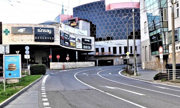 Mesto Žilina sa v roku 2019 pokúsilo predať svoj mnohomiliónový podiel za financovanie výstavby parkovacieho domu v obchodnom centre Mirage za 1 euro alebo 1 126 388 eur a bez znaleckého posudku.